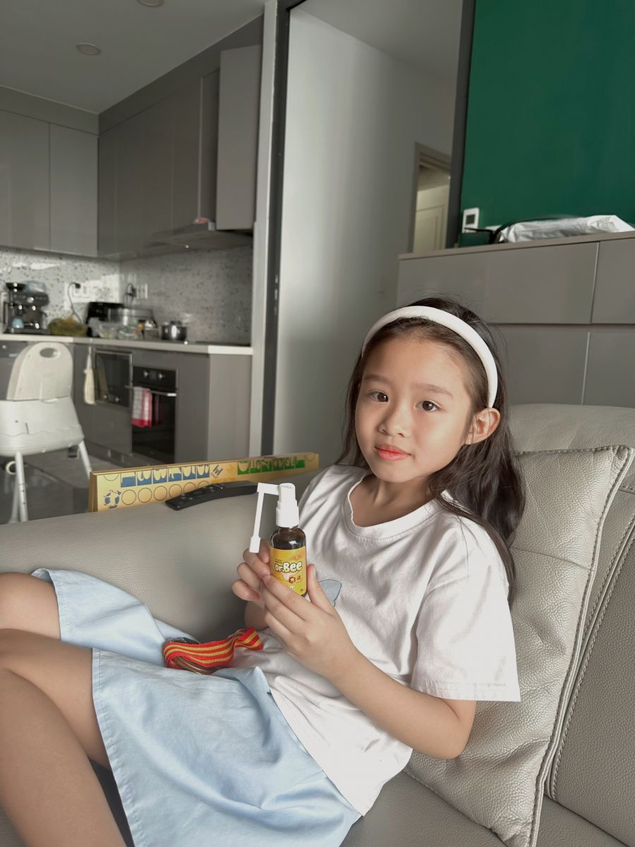 Bé Bella dùng xịt họng giảm ho Drbee