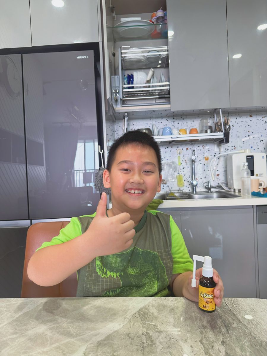 Bé Kerry dùng xịt họng giảm ho Drbee