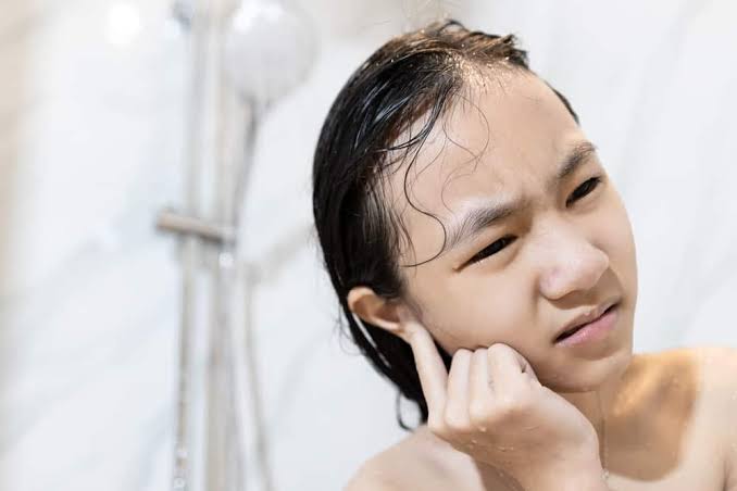 Nghiêng đầu và giữ tai khô đúng cách giúp nước trong tai thoát ra an toàn sau khi bơi