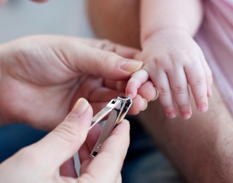 Nhớ cắt móng tay cho trẻ