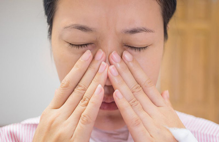 Dấu hiệu cảnh báo khi nghẹt mũi một bên kéo dài cần đi khám tai mũi họng