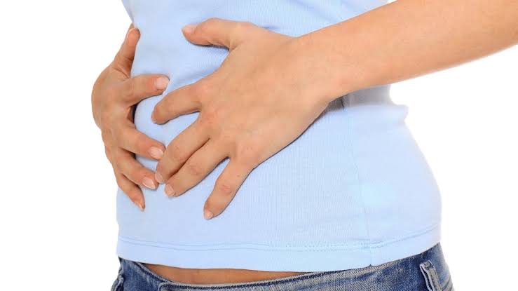 Đầy hơi và sôi bụng có thể xuất hiện khi niêm mạc ruột chưa phục hồi hoàn toàn