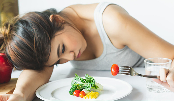 Người có hệ tiêu hoá nhạy cảm dễ khó chịu hơn khi ăn nhiều đồ sống