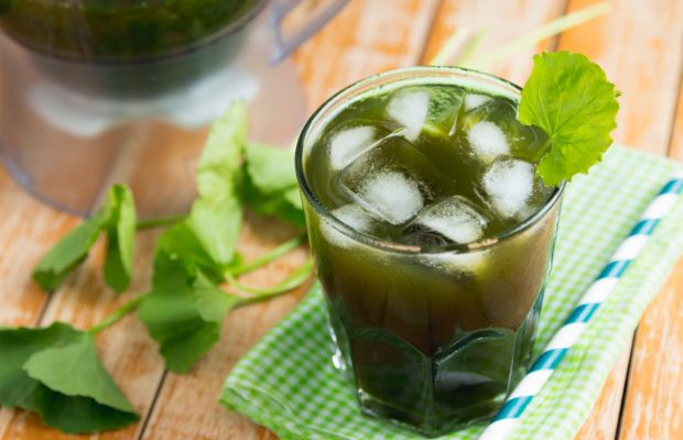 Y học cổ truyền cho rằng rau má có tính hàn, vị đắng, có tác dụng thanh nhiệt, lợi tiểu, giải độc