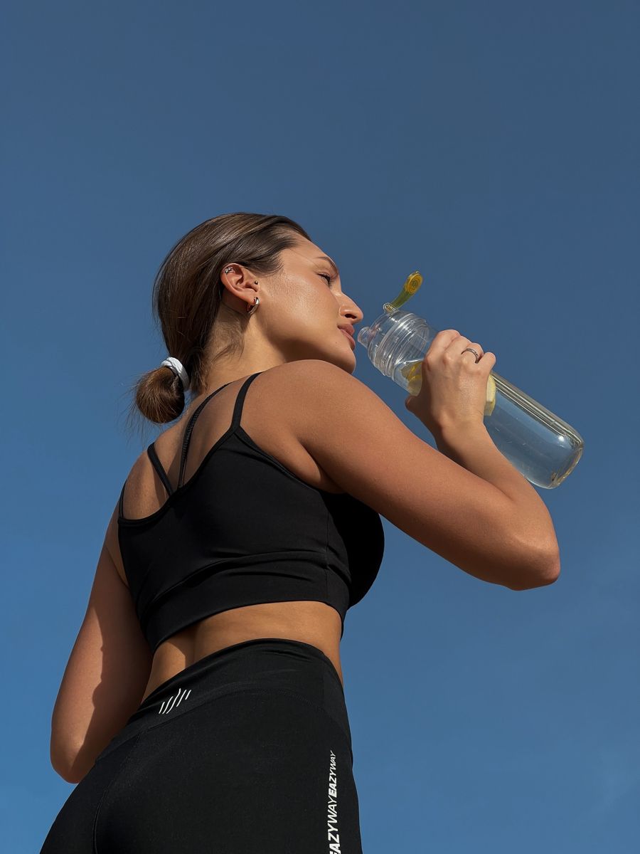 Uống nước cũng là cách giúp hạn chế táo bón